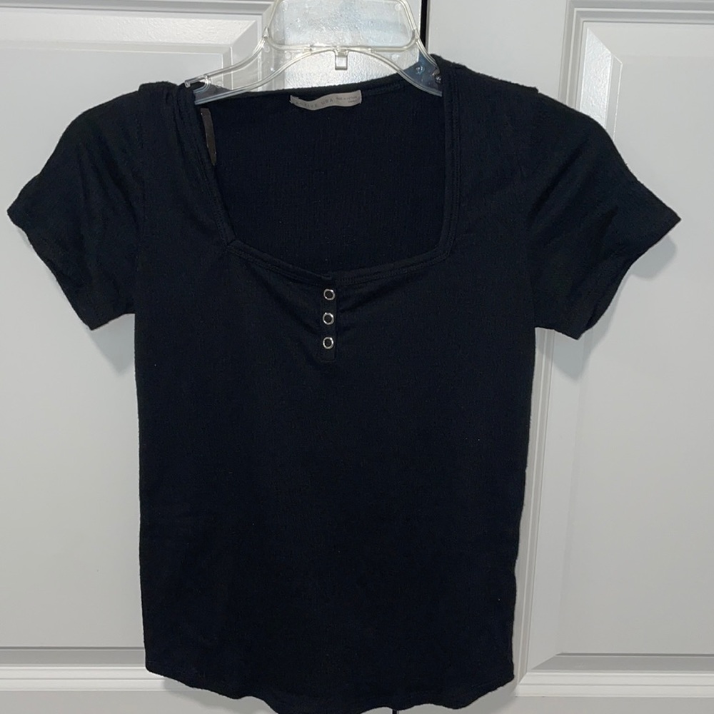 Black cropped shirt with buttons